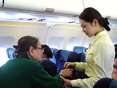 Các tiếp viên hàng không phải đối mặt với vô vàn tình huống trên mỗi chuyến bay Các tiếp viên hàng không phải đối mặt với vô vàn tình huống trên mỗi chuyến bay