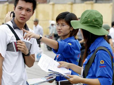 Th&iacute; sinh v&agrave; người nh&agrave; th&iacute; sinh được t&igrave;nh nguyện vi&ecirc;n, thanh ni&ecirc;n t&igrave;nh nguyện hướng dẫn chu đ&aacute;o, tận t&igrave;nh