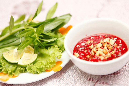 Sai lầm trong ăn uống v&agrave;o dịp Tết l&agrave; mọi người thường ăn m&oacute;n đặc sản 'tiết canh'