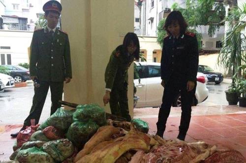 Cơ quan chức năng tịch thu, ti&ecirc;u hủy to&agrave;n bộ số thịt lợn chết đang bốc m&ugrave;i h&ocirc;i thối