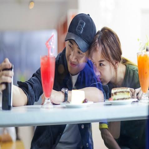 13. Trấn Thành luôn có cách chăm sóc rất “riêng” với Hari Won.