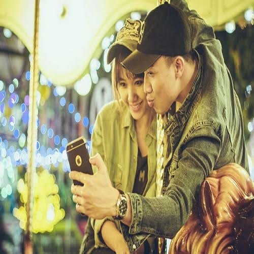 8. Cả hai đều có đủ lý do để chọn đối phương là “nửa kia lý tưởng” của mình. Nếu nam diễn viên hài - MC nổi tiếng thuộc mẫu đàn ông tử tế, hết mực quan tâm người yêu thì nữ ca sĩ cũng xinh đẹp, tài năng không kém. 