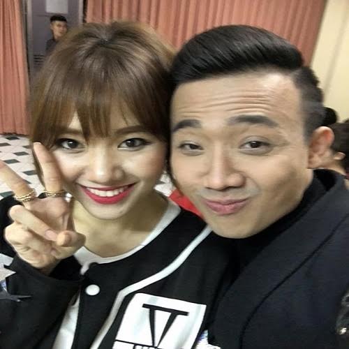 11. Nam MC này cũng thường xuyên đăng tải hình ảnh vui vẻ bên người yêu - đồng nghiệp. Anh chàng còn gọi Hari Won là em dù kém tuổi cô nàng.