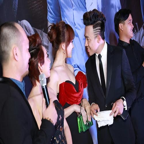 5. Đứng trước công chứng, nhiều người chứng kiến hình ảnh Trấn Thành luôn bảo vệ Hari khi cô bị “tấn công” bằng lời nói hay hành động.