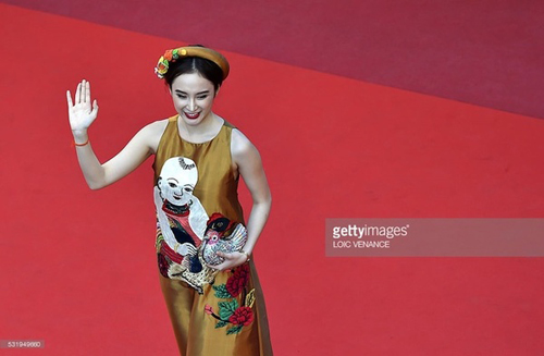 Phương Trinh là một trong những sao biết thu hút sự chú ý trên thảm đỏ. Mỗi lần xuất hiện tại các sự kiện lớn, người đẹp 9x đều chuẩn bị trang phục rất kỹ lưỡng để giúp bản thân trở nên nổi bật và thu hút. 