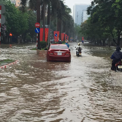 Đoạn đường chân lối vào hầm và mặt hầm hướng Nguyễn Trãi - Hà Đông bị ngập hết mặt, mọi người đi đường thường khuyên các ô tô đi chậm 20km/h để các xe máy đi bên cạnh không bị 'tắm nước'.