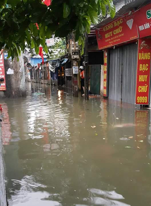  Đường Ngọc Hà, Đội Cấn thành sông khiến các ông bố, bà mẹ đưa con đi học rất vất vả khi tham gia giao thông.