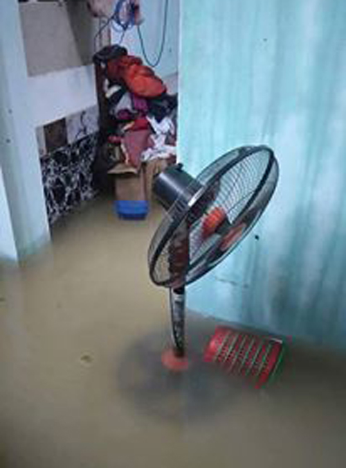 Các vật dụng trong nhà đều bị ướt hết.