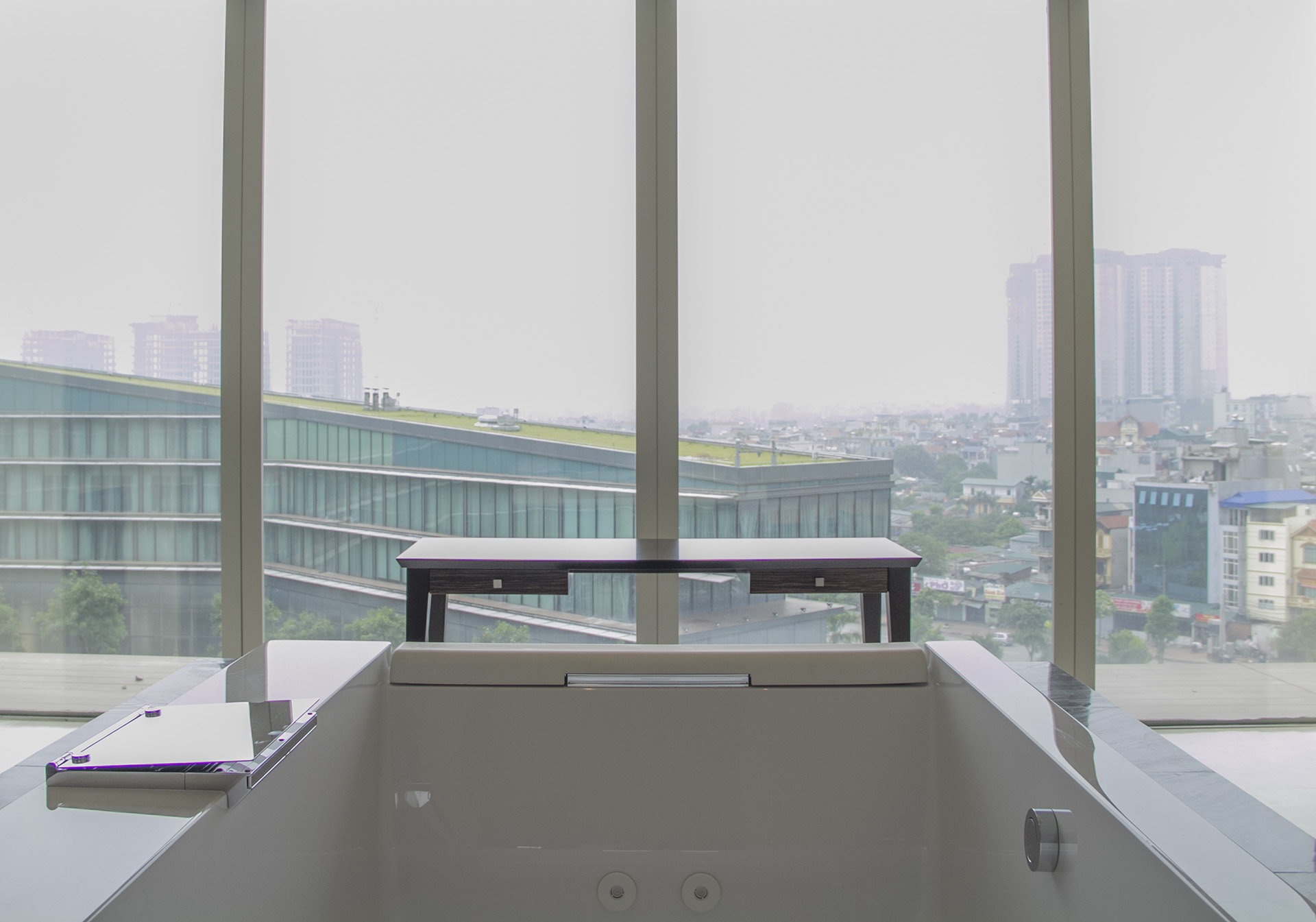 Kính chống đạn được lắp khắp 3 tầng 4, 5 và 6 của khách sạn Marriott khi Tổng thống Obama ở đây, số kính chống đạn này được vận chuyển từ Mỹ sang. Kính chống đạn được lắp khắp 3 tầng 4, 5 và 6 của khách sạn Marriott khi Tổng thống Obama ở đây, số kính chống đạn này được vận chuyển từ Mỹ sang.