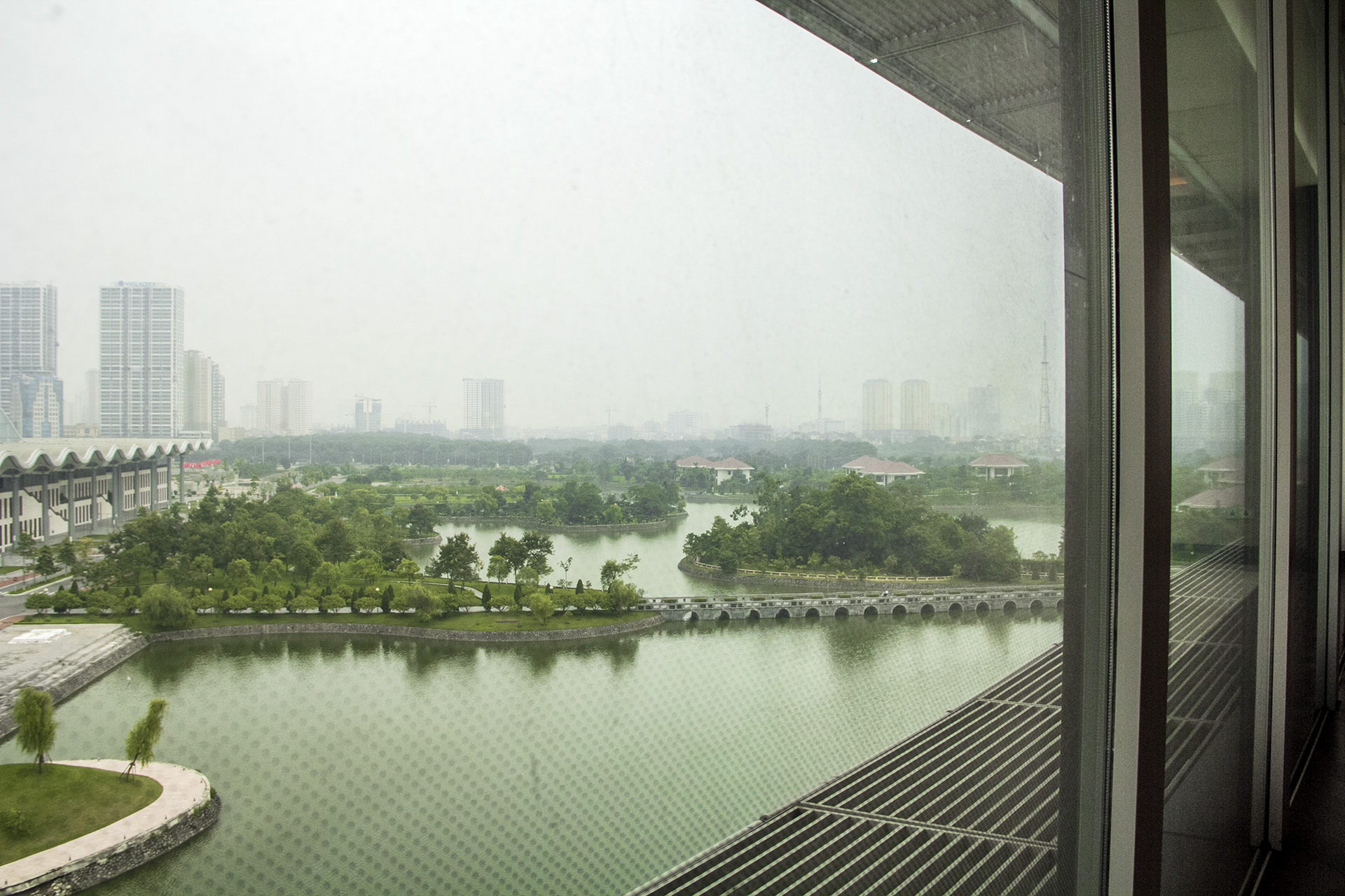 Tại phòng khách của Presidential Suite, khách có thể nhìn thấy toàn cảnh khu vực phía tây của thủ đô Hà Nội. Cả dãy phòng này được bảo đảm an toàn tuyệt đối với các hệ thống an ninh tốt nhất dành cho nguyên thủ. Tại phòng khách của Presidential Suite, khách có thể nhìn thấy toàn cảnh khu vực phía tây của thủ đô Hà Nội. Cả dãy phòng này được bảo đảm an toàn tuyệt đối với các hệ thống an ninh tốt nhất dành cho nguyên thủ.
