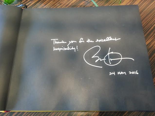 ‘Thank you for the excellent hospitality’ - Cảm ơn sự hiếu khách tuyệt vời của các bạn. Đây là lời cảm ơn mà Tổng thống Mỹ Barack Obama đã ghi lại tại cuốn sổ lưu bút của khách sạn 5 sao JW Marriott Hanoi – nơi ông đã nghỉ ngơi trong 3 ngày làm việc vừa qua tại Hà Nội.