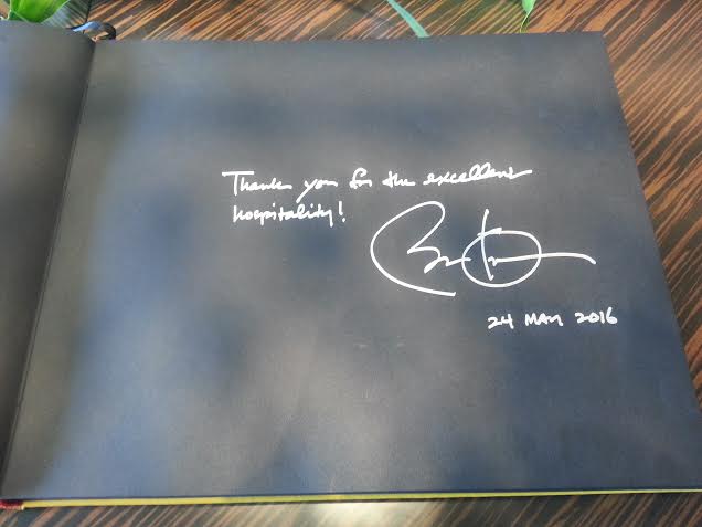 Còn chữ O trong chữ Obama bị một nét gạch không nhất quán khiến vì vậy, nhiều người đồn đoán đây là sự giải mã cho việc cha ông đã rời khỏi nhà khi ông mới 2 tuổi.