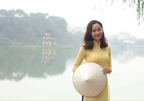 Cuộc thi hoa hậu dành cho người khiếm thính tương tự nhiều cuộc thi nhan sắc khác. Các thí sinh phải trải qua các phần thi trình diễn catwalk, phỏng vấn. Trang phục truyền thống và trình diễn áo tắm cũng là những hạng mục nằm trong cuộc thi.