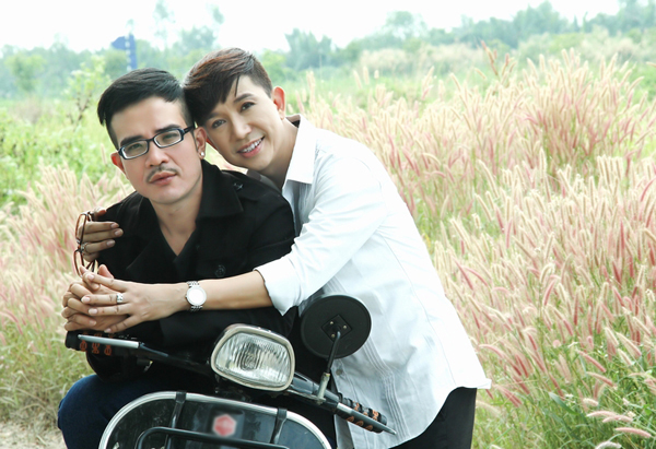 Sau đó, Long Nhật bị đồn đã chia tay bạn trai Việt kiều Minh Ly để 'cặp' với Vương Bảo Tuấn. Mối quan hệ giữa hai ca sĩ rất thân thiết. Họ hòa giọng song ca nhiều ca khúc và thực hiện album chung.