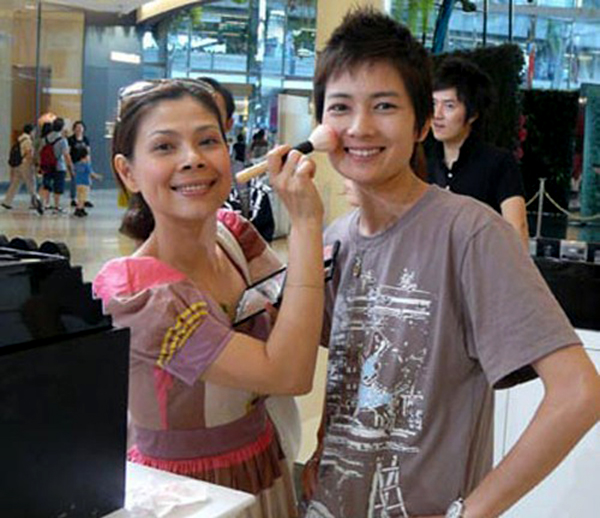 Theo đuổi hình tượng tomboy khi bước chân vào showbiz cộng với việc thường xuyên xuất hiện cùng ca sỹ Thanh Thảo trong mọi hoạt động khiến người mẫu Thuý Vinh dính nghi án về giới tính thật của cô.