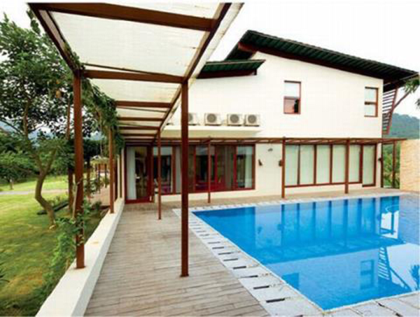 Phía trong ngôi nhà được lắp trang thiết bị hiện đại với đầy đủ tiện nghi: ngoài các phòng ngủ, phòng khách, phòng ăn, gia chủ còn cho xây bể bơi riêng, một phòng thu hiện đại, phòng giải trí của Đăng ký và nhận 60K 24 bao lì xì miễn phí mỗi ngày. 