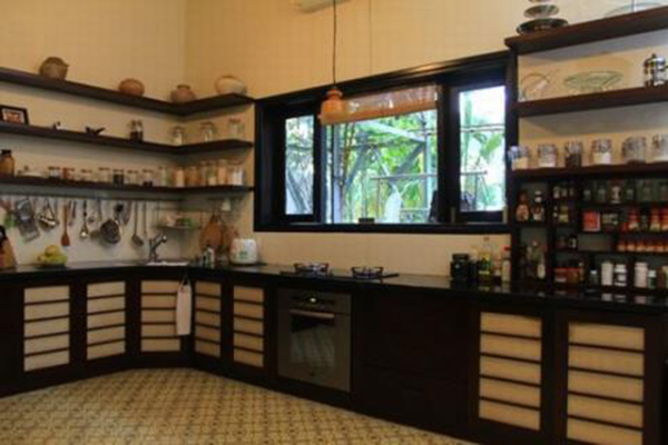 Những chi tiết thiết kế bên trong ngôi nhà như mái ngói, khung gỗ xoan ngâm với những hàng cột được kê trên những bệ gốm tròn, những phù điêu gốm trang trí trên tường nhà cũng rất đặc biệt. 