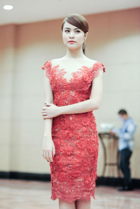 Tuy nhiên, gần đây, cô chọn những bộ cánh khai thác vẻ đẹp nữ tính, đằm thắm, không còn hớ hênh, phản cảm nữa.