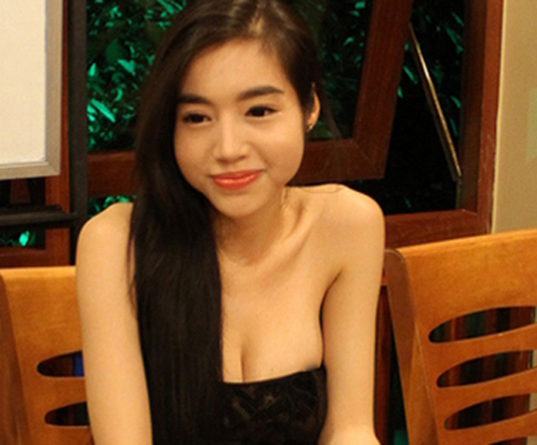 Hai má cô phúng phính hẳn lên so với trước kia. Hai má cô phúng phính hẳn lên so với trước kia.
