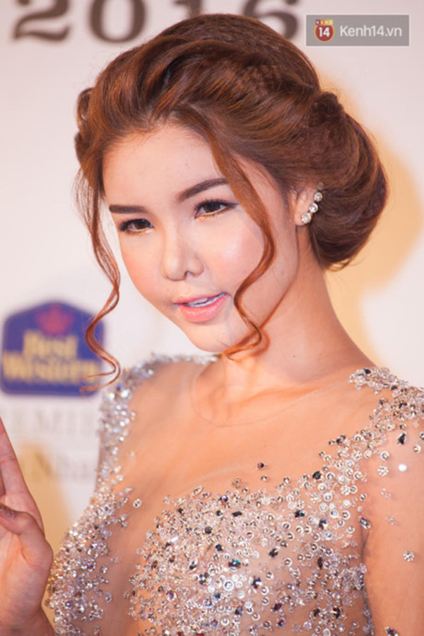 Trước đây, Kỳ Hân cũng từng chi ra 250 triệu đồng để thực hiện 4 cuộc phẫu thuật thẩm mỹ. Trước đây, Kỳ Hân cũng từng chi ra 250 triệu đồng để thực hiện 4 cuộc phẫu thuật thẩm mỹ.