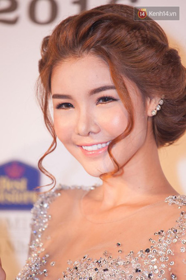 Họ cho rằng có thể Kỳ Hân tiêm chất làm đầy để gương mặt trở nên xinh đẹp hơn nhưng vì làm quá nên mới thành ra như vậy. Họ cho rằng có thể Kỳ Hân tiêm chất làm đầy để gương mặt trở nên xinh đẹp hơn nhưng vì làm quá nên mới thành ra như vậy.