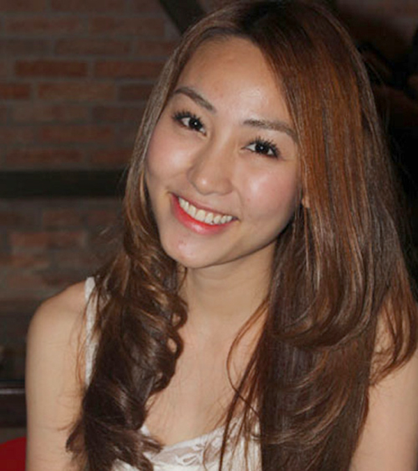 Nụ cười để lộ nhược điểm chiếc cằm hơi lẹm. Nụ cười để lộ nhược điểm chiếc cằm hơi lẹm.