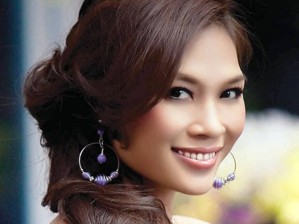 Chẳng cần mặt V-line theo xu hướng, nữ ca sĩ vẫn đẹp và ngày càng đẹp gợi cảm hơn.