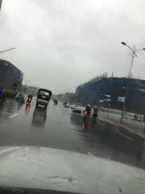 Cảnh tượng này không hiếm gặp tại Hà Nội vào sáng nay.