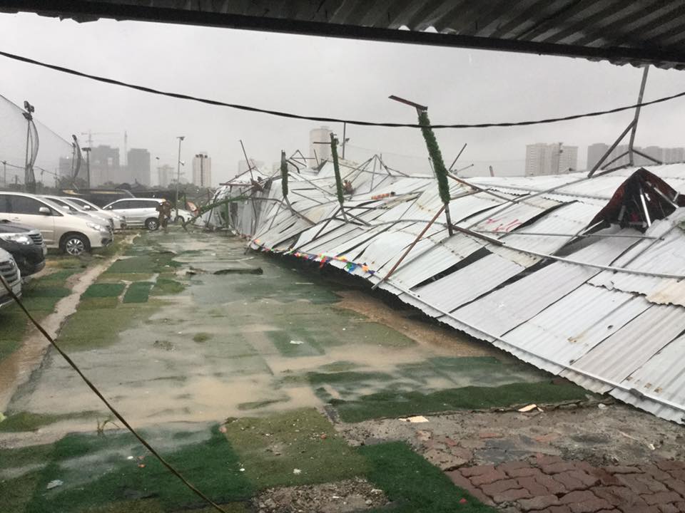 Nhiều mái tôn của các nhà để xe ô tô cũng bị gió quăng quật, đổ rạp, hư hỏng nặng.