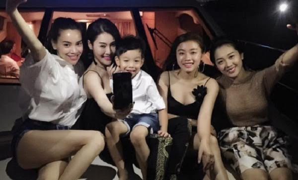 Là bà mẹ 1 con, Hồ Ngọc Hà luôn nhí nhảnh, tinh nghịch mỗi khi ở bên cạnh con trai. 