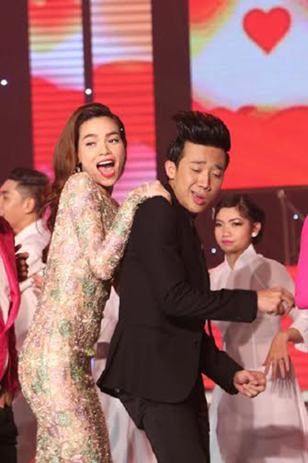 Hồ Ngọc Hà quậy tưng cùng với bạn diễn Trí Thành.