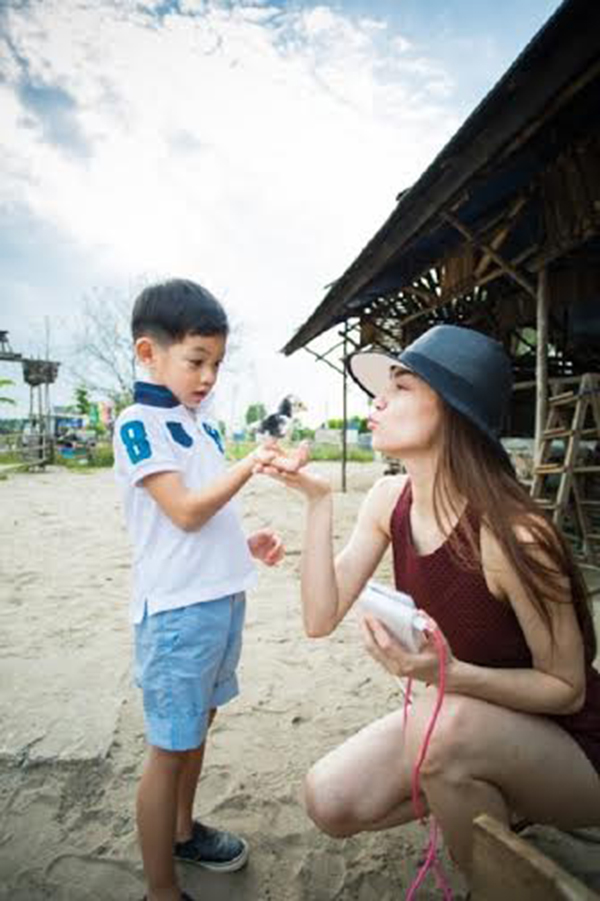 ‘Nữ hoàng giải trí’ cùng con trong những lần nghỉ mát. Cô được thỏa sức quậy những trò đáng yêu cho con của mình học theo.