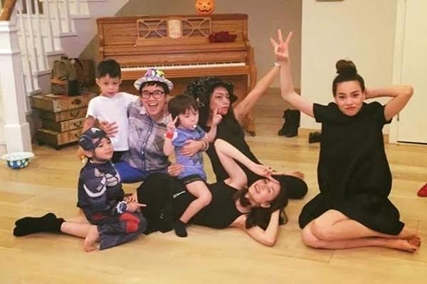 Hồ Ngọc Hà, Subeo và bạn bè đã có một bữa tiệc Halloween thật ‘chịu chơi’. Subeo không ngừng cười tươi thích thú.