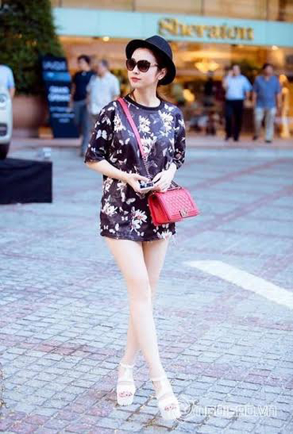 Phối hợp áo váy khá đơn giản nhưng không hề đơn điêu. Nắm được bí quyết này, Jennifer Phạm vận dụng trong một bộ cánh đường phố với áo màu áo chủ đạo, khoe vòng 2 thon gọn cùng đôi chân trần dài