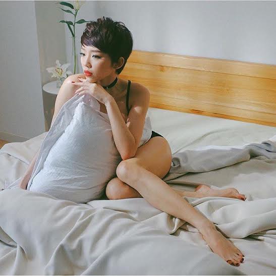 Tóc Tiên nóng bỏng, khoe chân chân dài suy tư ‘Đôi khi, người ta quên cả việc nhớ nhau’.