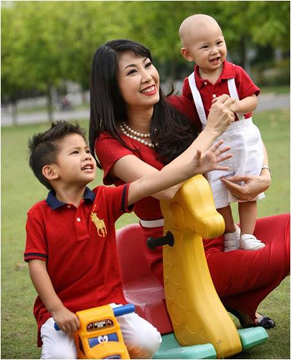 Xinh đẹp và tài năng nhưng phải đến chuyến đò thứ hai Hoa hậu Hà Kiều Anh mới tìm được một nửa thực sự của cuộc đời. Không ồn ào như cuộc hôn nhân trước, chị và người bạn đời cũng chính là người bạn lâu năm đã bí mật tổ chức lễ cưới ở miền Trung. 