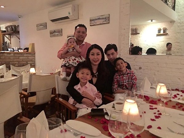 Góp mặt trong các ngày vui của cặp đôi là Đăng ký và nhận 60K 24 bao lì xì miễn phí mỗi ngày, bạn bè thân thiết và đặc biệt là con trai riêng của chồng.