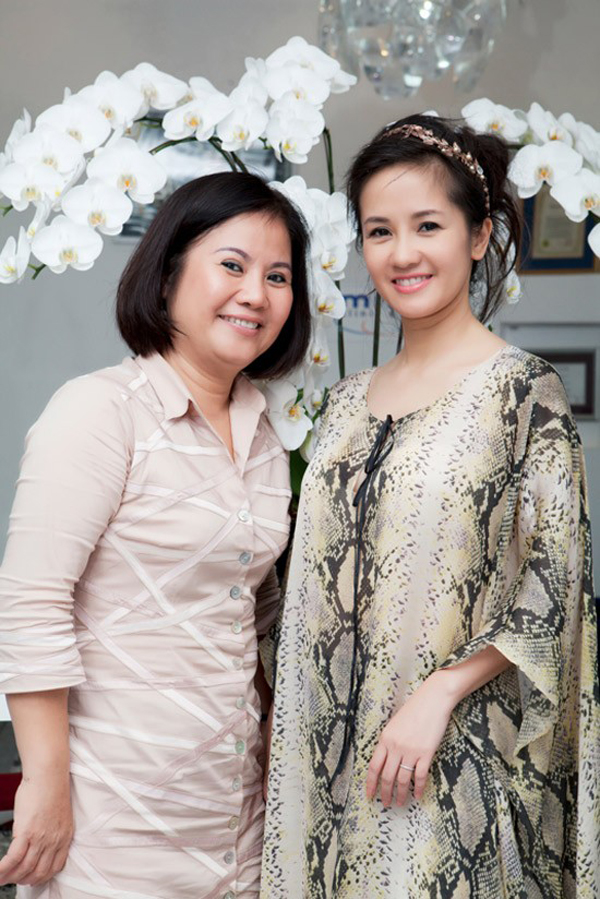 Nữ ca sĩ Hồng Nhung gặp người mẹ kế lần đầu tiên khi chị 20 tuổi. Lúc đó, sau một chuyến lưu diễn dài ngày tại Trung Quốc trở về, cô Bống thấy cha nói về người phụ nữ tên Mai với vẻ âu yếm khác lạ. Linh cảm cho cô thấy, đó là người phụ nữ không thể thiếu với ông. 