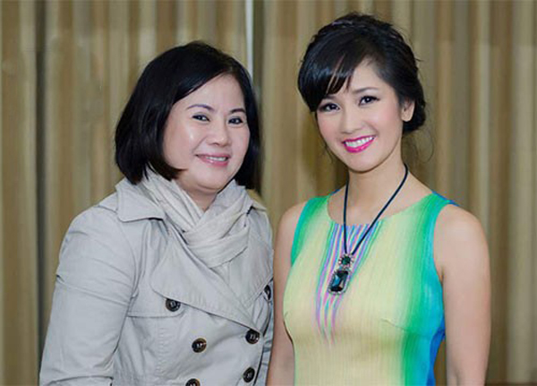 Lần đầu tiên gặp bà, Hồng Nhung cũng có cảm giác rất ấm áp. ‘Tôi và mẹ Mai rất thân, vui vẻ và hợp ý nhau. Bà như một người bạn của tôi’ – Hồng Nhung nói.