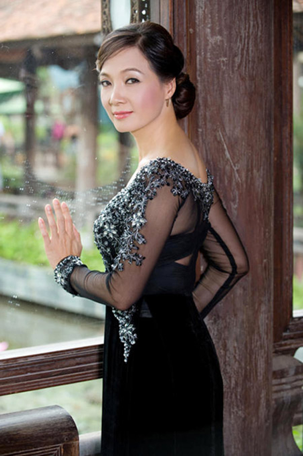 Từng nếm trải vị ngọt đắng của hai chữ tình yêu nhưng số phận lại đưa đẩy người con gái Hà thành, nghệ sỹ nhân dân Lê Khanh, cập bến đạo diễn Phạm Việt Thanh. Có thể nói, NSND Lê Khanh và đạo diễn Việt Thanh đã nên duyên nhờ điện ảnh. 