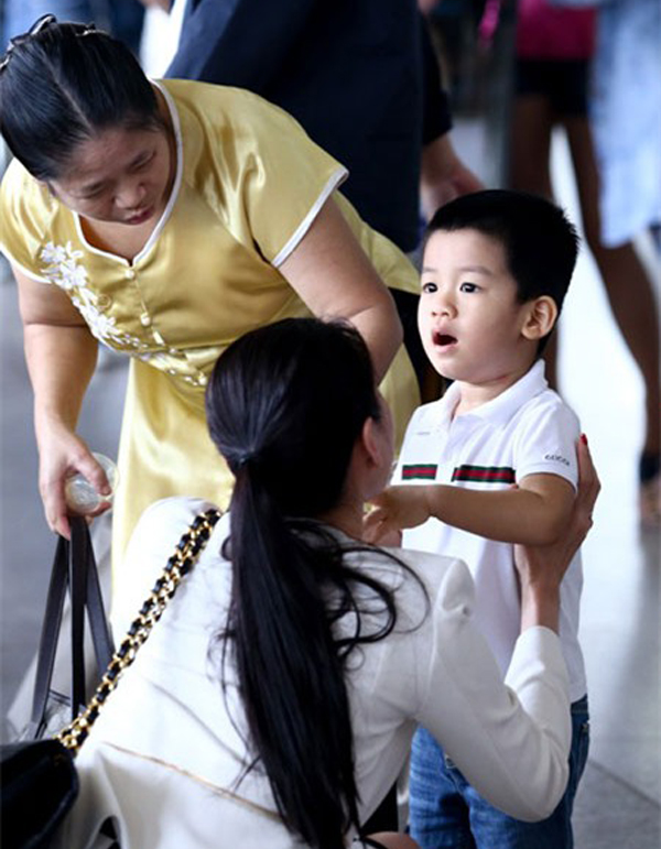Với ông xã, ca sĩ Lệ Quyên là người vợ đầu tiên nhưng trước đó anh đã có một cậu con trai 6 tuổi. Tuy không chia sẻ nhiều về ‘con trai’ nhưng tình cảm giữa nữ ca sĩ và cậu bé khá thân thiết khi cậu bé luôn yêu quí và gọi Lệ Quyên là mẹ.