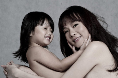 Con gái đầu lòng Diệp Khả Doanh của Dương Yến Ngọc . Cô bé với gương mặt bầu bĩnh và vẻ ngoan ngoãn, dễ thương. Con gái đầu lòng Diệp Khả Doanh của Dương Yến Ngọc . Cô bé với gương mặt bầu bĩnh và vẻ ngoan ngoãn, dễ thương.
