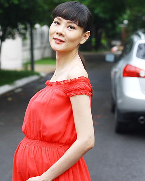 Vẻ đẹp của cô còn có phần đằm thắm hơn dù thai kì đã ở tháng thứ 6. Vẻ đẹp của cô còn có phần đằm thắm hơn dù thai kì đã ở tháng thứ 6.