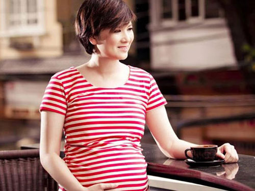 Những đường nét trên gương mặt của cựu ca sĩ - người mẫu Thúy Vinh vốn rất thanh tú, phong cách Tomboy mà cô lựa chọn đã làm chúng bị ẩn giấu phần nào. Nhưng từ khi mang bầu, vẻ đẹp đàn bà của cô đã được đánh thức. Những đường nét trên gương mặt của cựu ca sĩ - người mẫu Thúy Vinh vốn rất thanh tú, phong cách Tomboy mà cô lựa chọn đã làm chúng bị ẩn giấu phần nào. Nhưng từ khi mang bầu, vẻ đẹp đàn bà của cô đã được đánh thức.