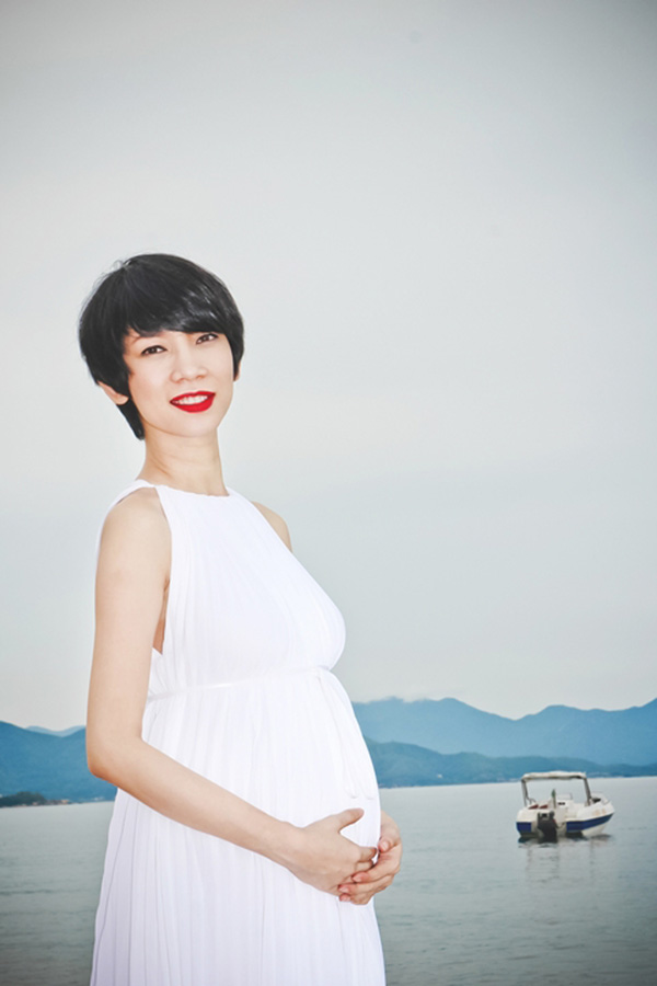 Cô không quên đặt tay lên ‘khoe’ bụng bầu trong từng shoot hình. Cô không quên đặt tay lên ‘khoe’ bụng bầu trong từng shoot hình.