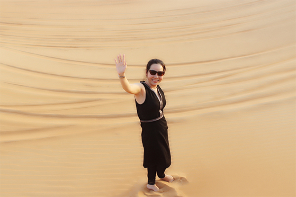 Trên Facebook của mình Nữ hoàng Kim Chi chia sẻ: ‘Choáng ngợp với độ xa hoa, giàu có ở Dubai : dát vàng mọi thứ, từ xe hơi, điện thoại cho tới... đồ ăn và cả thảm vàng, tranh vàng...thậm chí khi nghỉ 1 đêm ở khách sạn khách hàng sẽ được nhân viên gửi tới 1 chiếc Iphone mới nhất được dát vàng để có thể gọi tiếp tân một cách nhanh chóng nhất’.