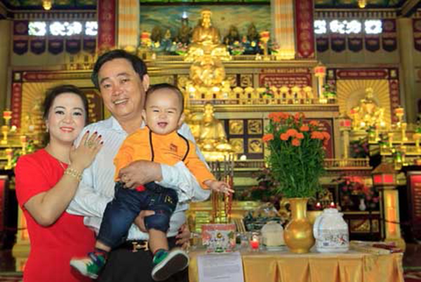 Vị đại gia này đã chuyển toàn bộ tài sản để con trai khi đó mới 1 tuổi của mình trở thành tỷ phú trẻ nhất Việt Nam.