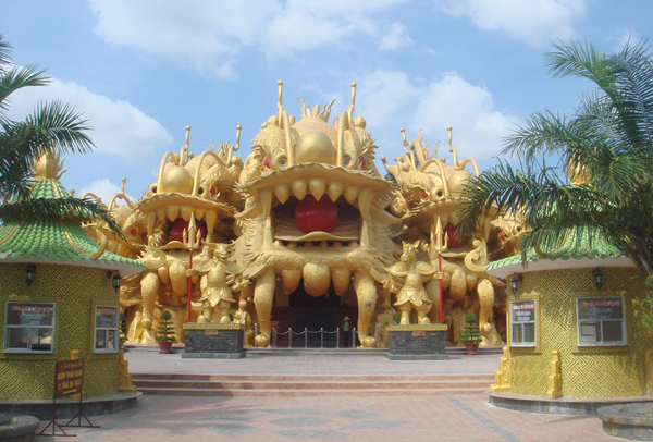 Việc tranh chấp đất đai không phải là chuyện lạ từ trước đến nay, tuy nhiên việc một đại gia chấp nhận đóng cửa khu du lịch có vốn đầu tư lên tới hơn 5.000 tỷ đồng vì ‘hết chịu nổi’ sức ép từ lãnh đạo địa phương là chuyện chưa từng có tiền lệ tại Việt Nam.