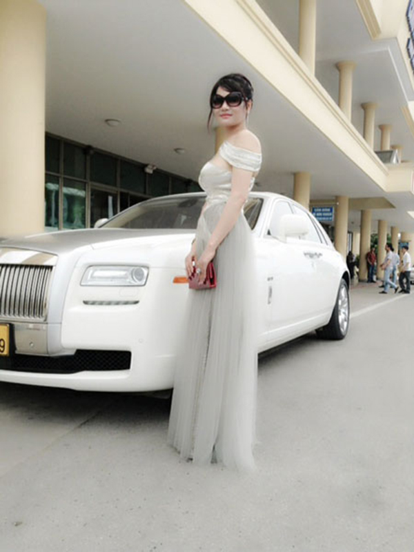 Ngoài căn nhà ở Hà Nội và một biệt thự 1.000 m2 tại Hà Tĩnh, bà Nguyễn Thị Liễu hiện còn sở hữu chiếc Rolls-Royce Ghost sang trọng và đắt tiền.