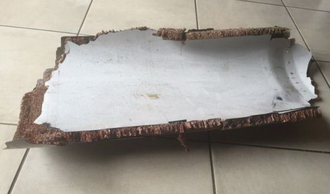Lực lượng t&igrave;m kiếm m&aacute;y bay MH370 cho biết hai mảnh vỡ t&igrave;m thấy ở Mozambique gần như chắc chắn l&agrave; của MH370